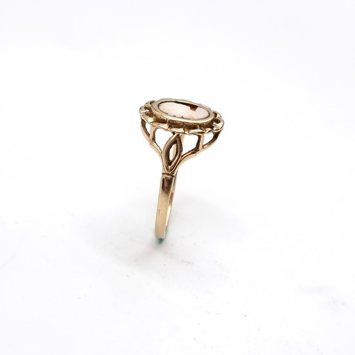 644 - A nine carat gold (375) cameo ring. Size - Q. Weight - 2.04 grams.