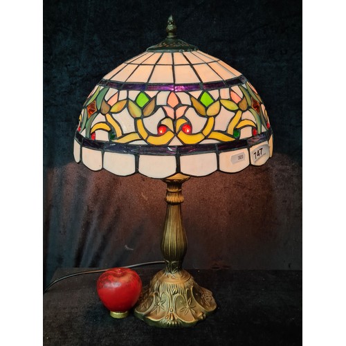 747 - A beautiful Tiffany style stained glass lamp in tones of white, blue, green and red.