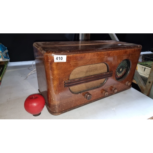 410 - A gorgeous Vintage American Bosch 640 Wooden cased Radio, circa 1930's. Features classic Art Deco de... 