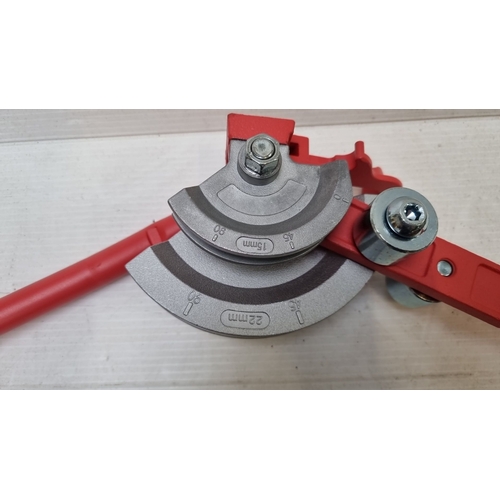 413 - Manual pipe tube bender in bright red finish. Bends 15mm and 22mm pipes at 45° and 90°.