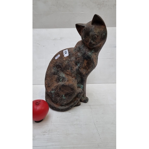 424 - A heavy Cast iron cat sculpture with a weathered patina from the mid-19th century.