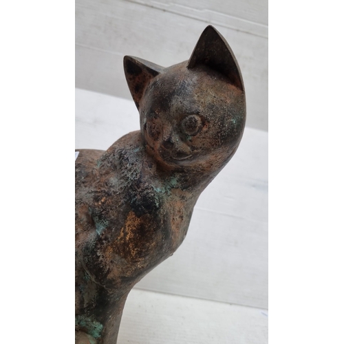 424 - A heavy Cast iron cat sculpture with a weathered patina from the mid-19th century.