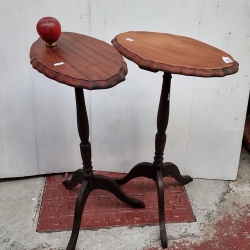 434 - Pair of vintage tripod side tables, scalloped edges, from the mid-20th century.