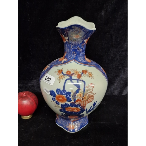 280 - A Chinese export Japanese style Imari ware vase with beautiful hand painted design with gilt accents... 