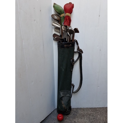 500 - Vintage golf set featuring period leather golf bag, assorted steel-shafted clubs, and retro fabric h... 