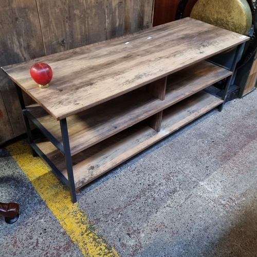 1020 - A clean rustic brown and black console table with two shelves beneath.
Previous in auction on 23.01.... 