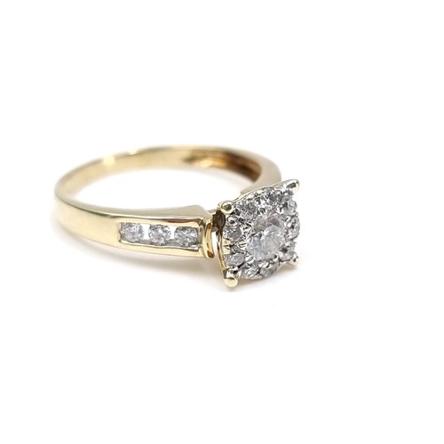 1105 - Super Star lot : A stunning 14ct yellow gold diamond ring. The centre diamond is approx 0.6cts and i... 