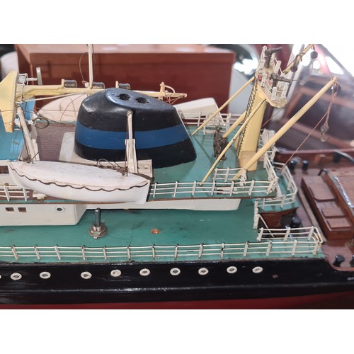 781 - A hand crafted and hand painted model fishing boat named 'Zwarte Zee', this piece originally would'v... 