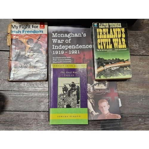 735 - 16 hardback and paperback books of Irish Civil War / War of Independence interest. Includes titles G... 