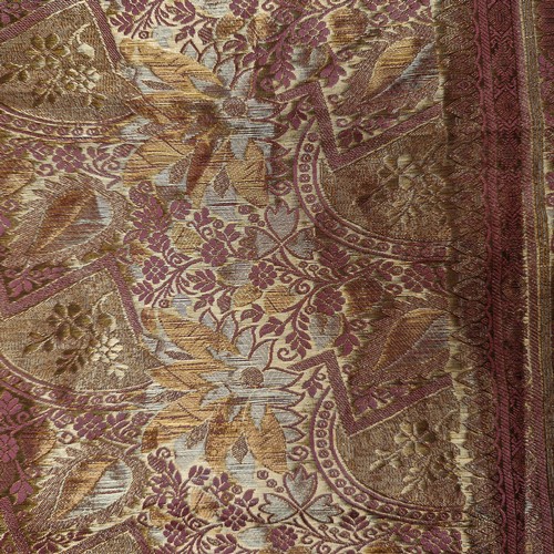 1020 - An elegant silk Indian Saree. Features intricate detailing with floral pattern and gilt brocade work... 