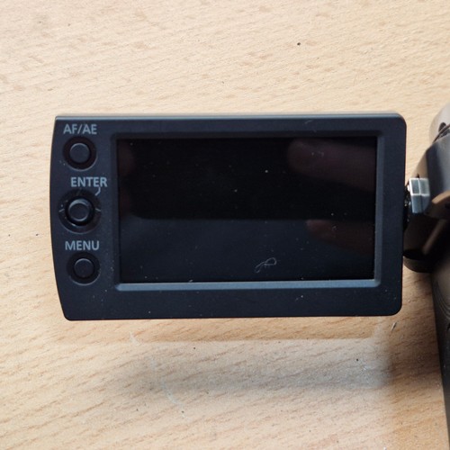 1039 - A Panasonic SDR H100 handheld cam recorder. Complete with charger.