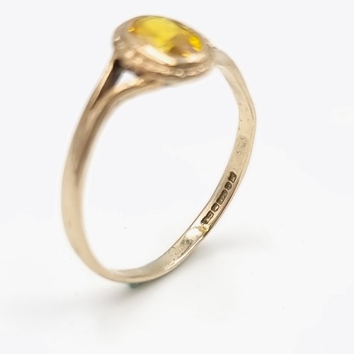 637 - A very demure 9ct gold ring with an oval citrine. 1.2 grams. Size L