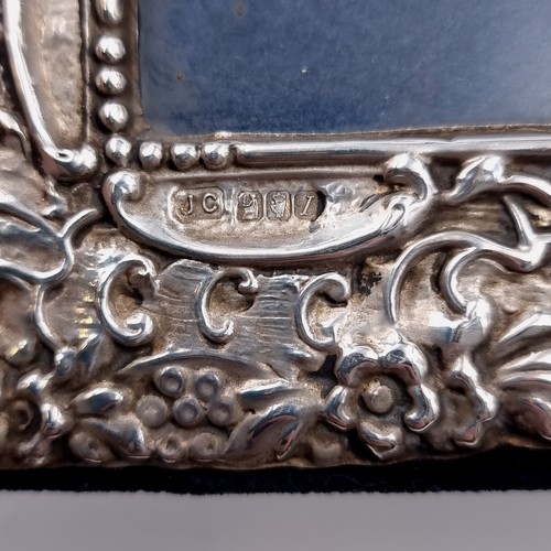 569 - A very nice example of an Irish silver photo frame hallmarked Dublin. Internal dimensions: 14 x 10 c... 