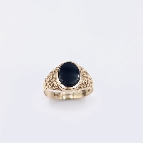 575 - Star Lot : A gents nine carat gold onyx stone signet ring set with wide shoulder mount. Ring size - ... 