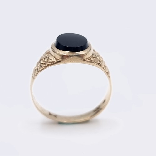 575 - Star Lot : A gents nine carat gold onyx stone signet ring set with wide shoulder mount. Ring size - ... 