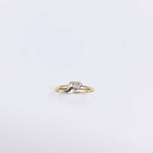 580 - Star Lot : A 14 carat gold twist mount diamond ring. Size - P. Weight - 1.6 grams. Boxed.