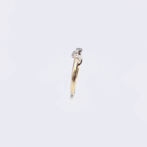 580 - Star Lot : A 14 carat gold twist mount diamond ring. Size - P. Weight - 1.6 grams. Boxed.