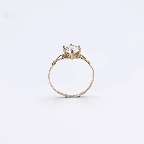 582 - An attractive Zircon stone ring with heart shaped mount set in nine carat gold. Ring size - Q. Weigh... 