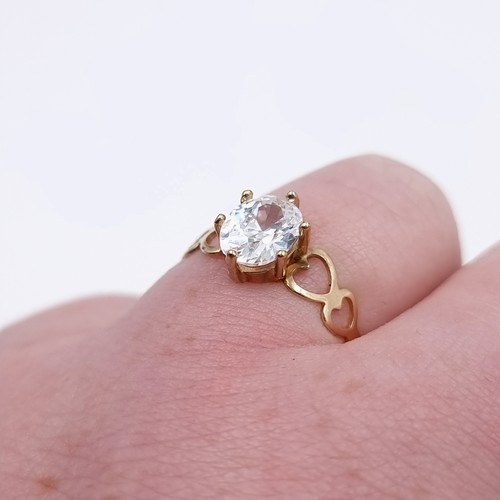 582 - An attractive Zircon stone ring with heart shaped mount set in nine carat gold. Ring size - Q. Weigh... 