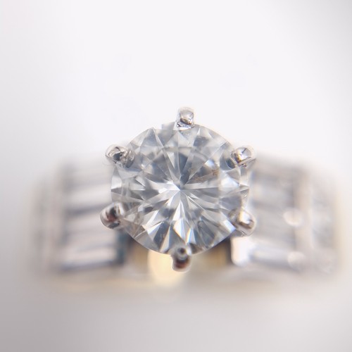 1104 - Super Star lot : A fabulous, 18ct yellow and white gold diamond ring, With a very large centre Diamo... 