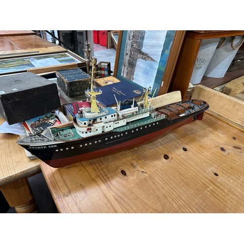 781 - A hand crafted and hand painted model fishing boat named 'Zwarte Zee', this piece originally would'v... 