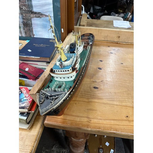 781 - A hand crafted and hand painted model fishing boat named 'Zwarte Zee', this piece originally would'v... 