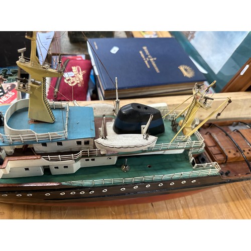 781 - A hand crafted and hand painted model fishing boat named 'Zwarte Zee', this piece originally would'v... 