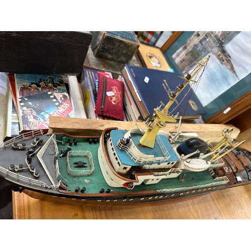 781 - A hand crafted and hand painted model fishing boat named 'Zwarte Zee', this piece originally would'v... 