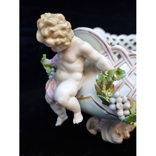 127 - Star Lot : A fantastic early 20th Century Meissen style work basket, featuring beautiful hand painte... 