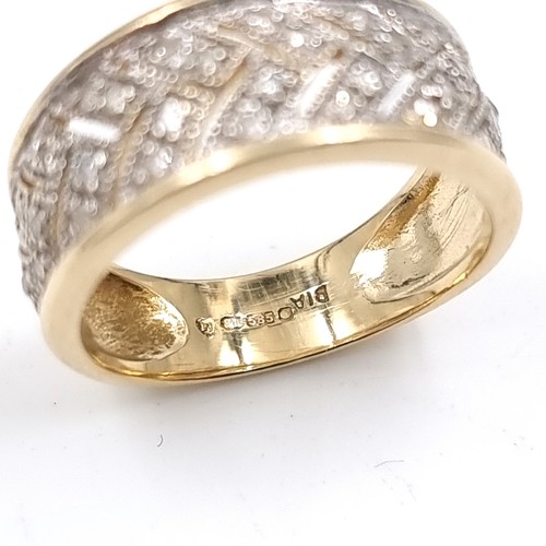 10 - Star Lot : An iconic style 14 carat gold diamond cluster ring. Size - H 1/2. Weight - 3.12 grams.