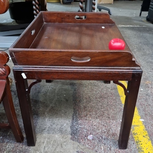 664 - Antique Georgian-style mahogany butler’s tray table, from the 19th century. Removable tray with pier... 