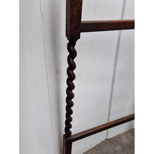 665 - Antique oak folding towel rail with barley twist supports, from the early 20th century.