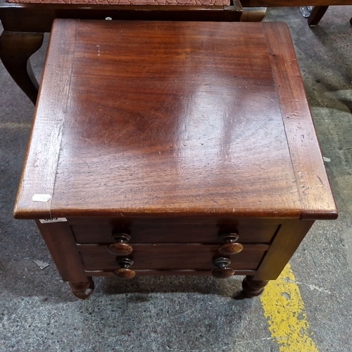 689 - Victorian red mahogany lift up commode    with turned legs and wooden knobs. Complete with lid and b... 