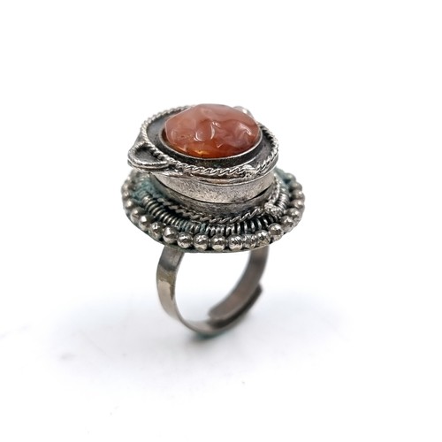 627 - A vintage agate stone hinged poison ring with adjustable band. Total weight - 12.32 grams.