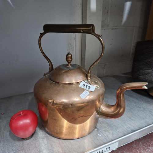 912 - A large and impressive antique copper kettle, that's some spout