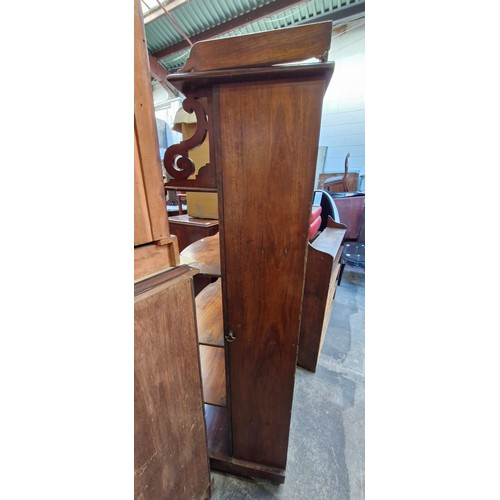 668 - Star Lot : A Victorian mahogany whatnot étagère with five graduated shelves, turned supports, and de... 