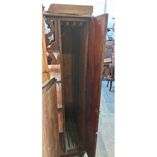 668 - Star Lot : A Victorian mahogany whatnot étagère with five graduated shelves, turned supports, and de... 