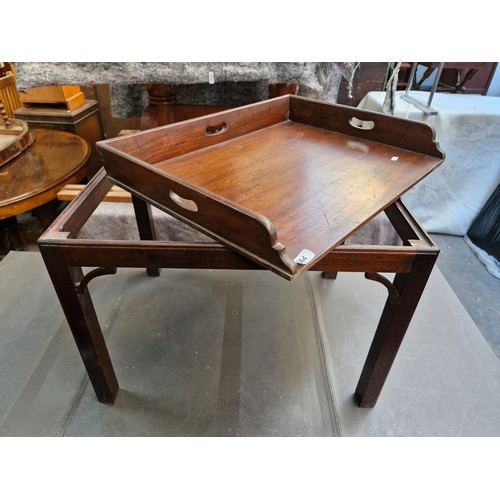 664 - Antique Georgian-style mahogany butler’s tray table, from the 19th century. Removable tray with pier... 