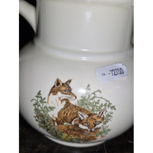 642 - Pair of Carrigaline Pottery Ireland teapots with wildlife illustrations. From the 20th century.