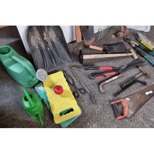 904 - A Large mixed lot of vintage and modern gardening and hand tools, including shovels, rakes, pruning ... 