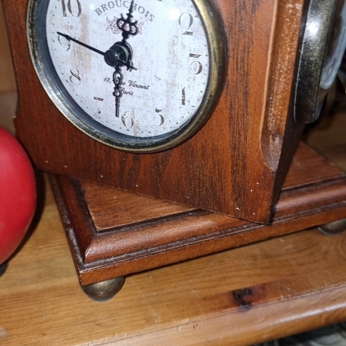 1306 - Vintage-style wooden mantel clock with 4 clock faces on each side, marked 