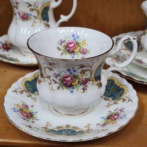 1018 - 22 pieces of Royal Albert Bone China in the 