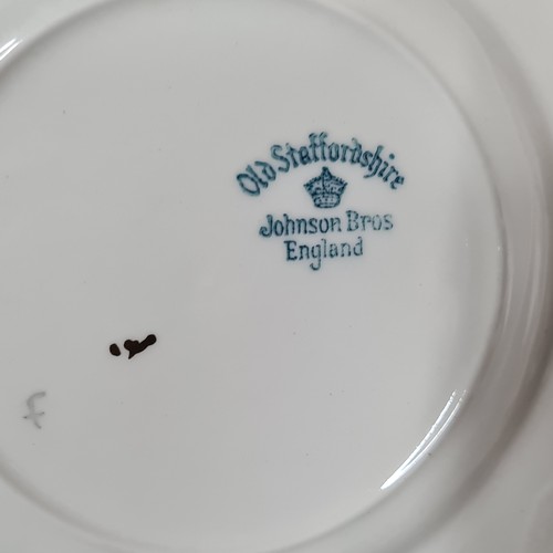 1019 - 18 pieces of Old Staffordshire Johnson Bros England. Includes tureen, side plates, dinner plates and... 