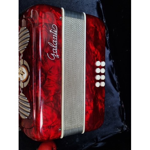 453 - Super Star Lot : A super cased Button 'Galanti' accordion. Features 31 buttons. With original case. ... 