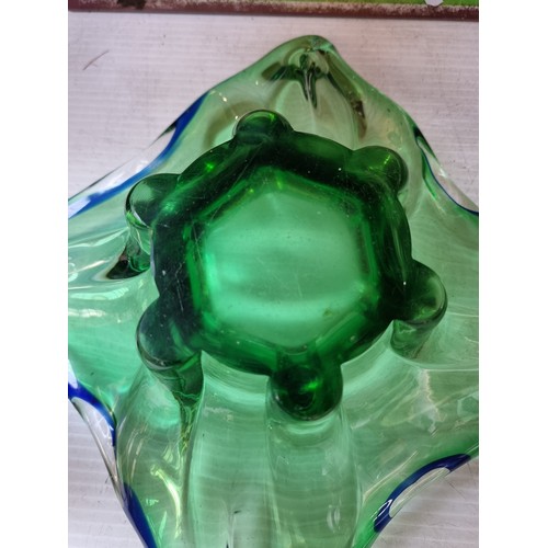 417 - A beautiful large vintage emerald green art studio glass fruit bowl. Great weight and quality to thi... 