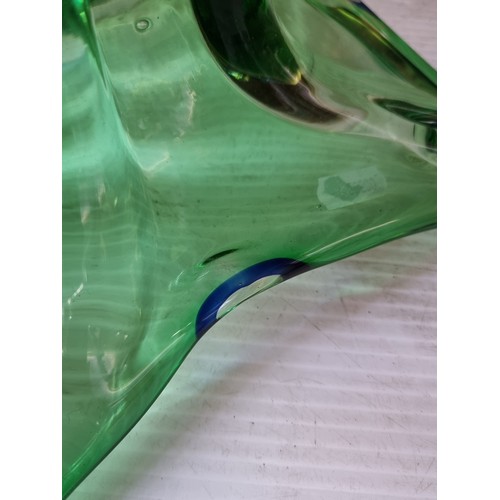 417 - A beautiful large vintage emerald green art studio glass fruit bowl. Great weight and quality to thi... 