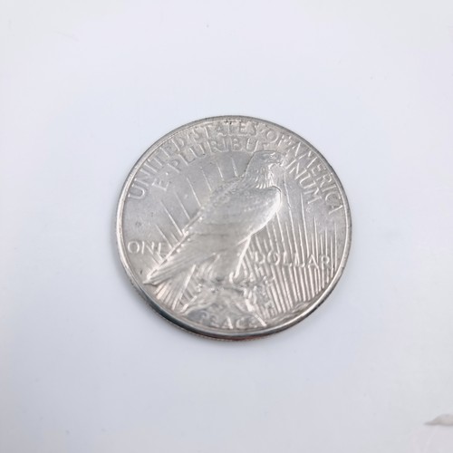 567 - A one ounce silver USA peace dollar dated 1922. Good detail.