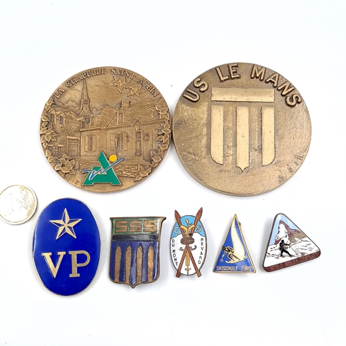 1417 - A collection of items consisting of two brass commemorative medallions together with five brooches w... 