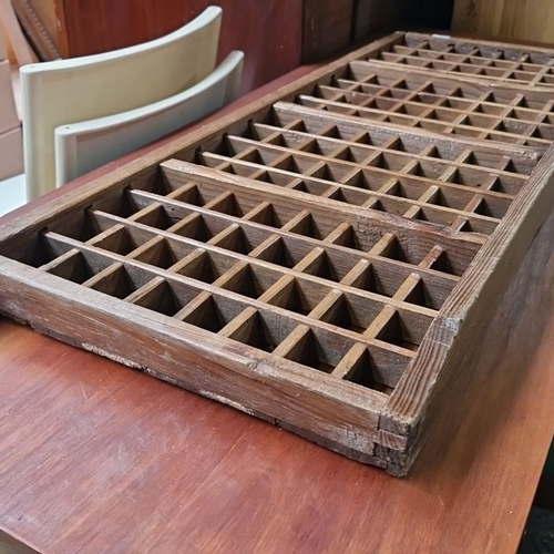 498 - Vintage wooden printer's tray with multiple compartments, from the early 20th century.