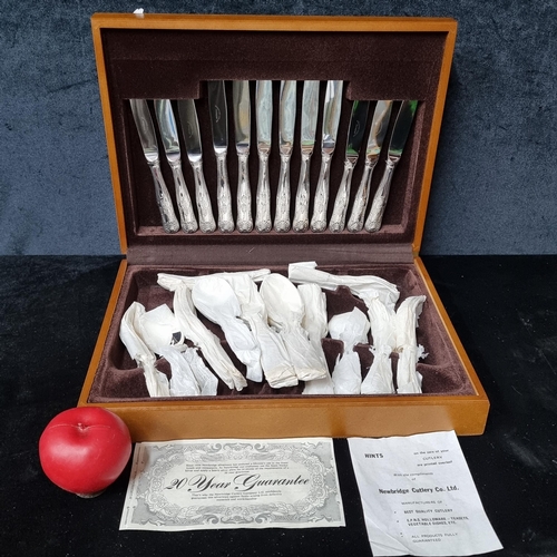 815 - A wonderful and complete Newbridge Silverware cutlery canteen. Forks and spoons still wrapped in pac... 